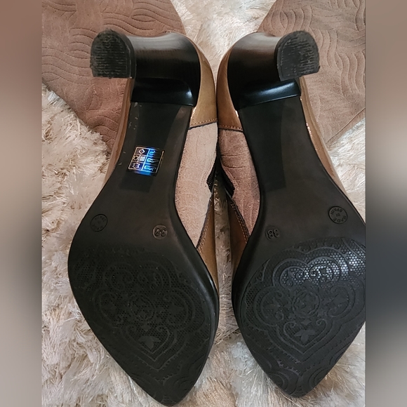 Bought this boot in a store named PRAVDA. No box to check the brand. - Picture 5 of 5